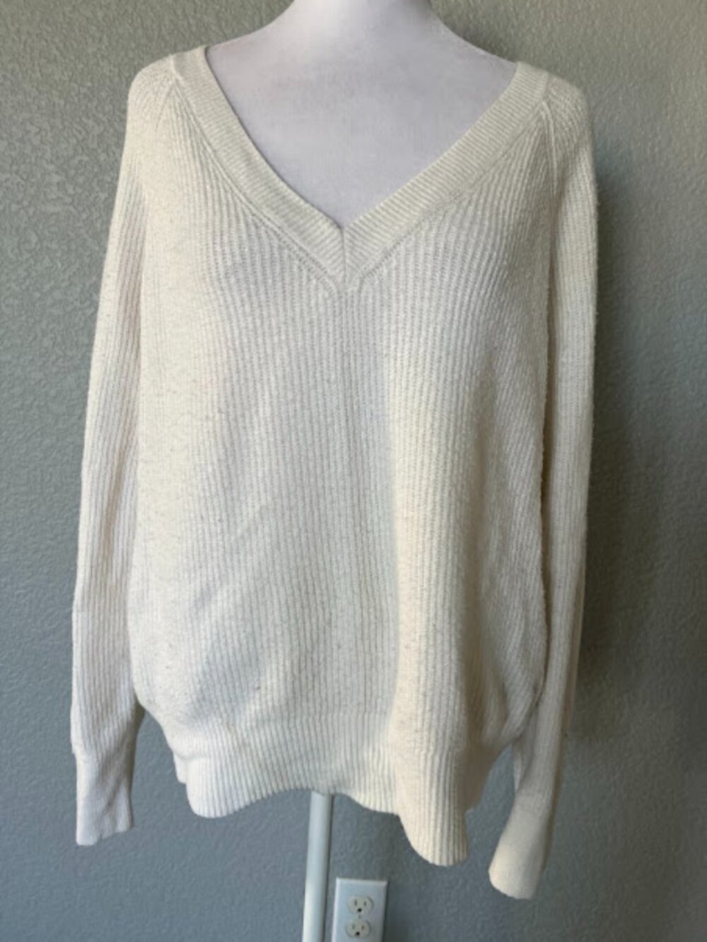Old Navy White Knit V-Neck Ribbed Long Sleeve Pullover Sweater Size Medium